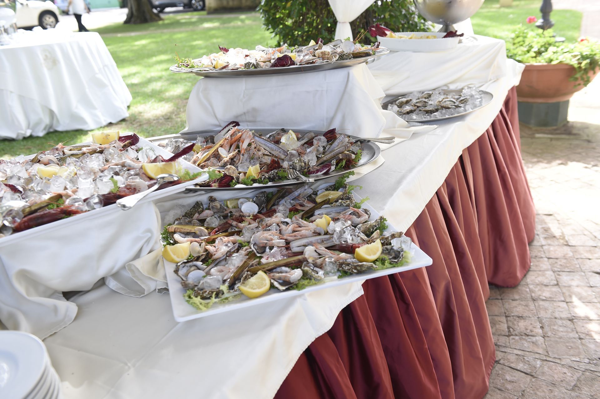 Un tavolo da buffet con sopra piatti di cibo