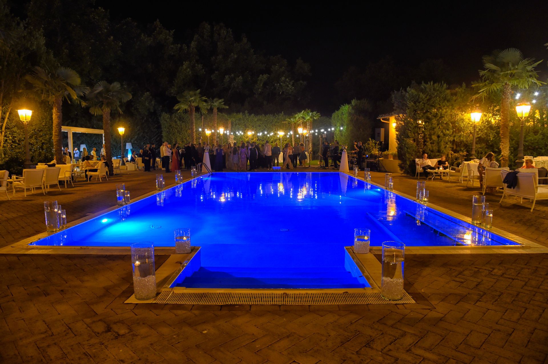 Una grande piscina è illuminata di notte.