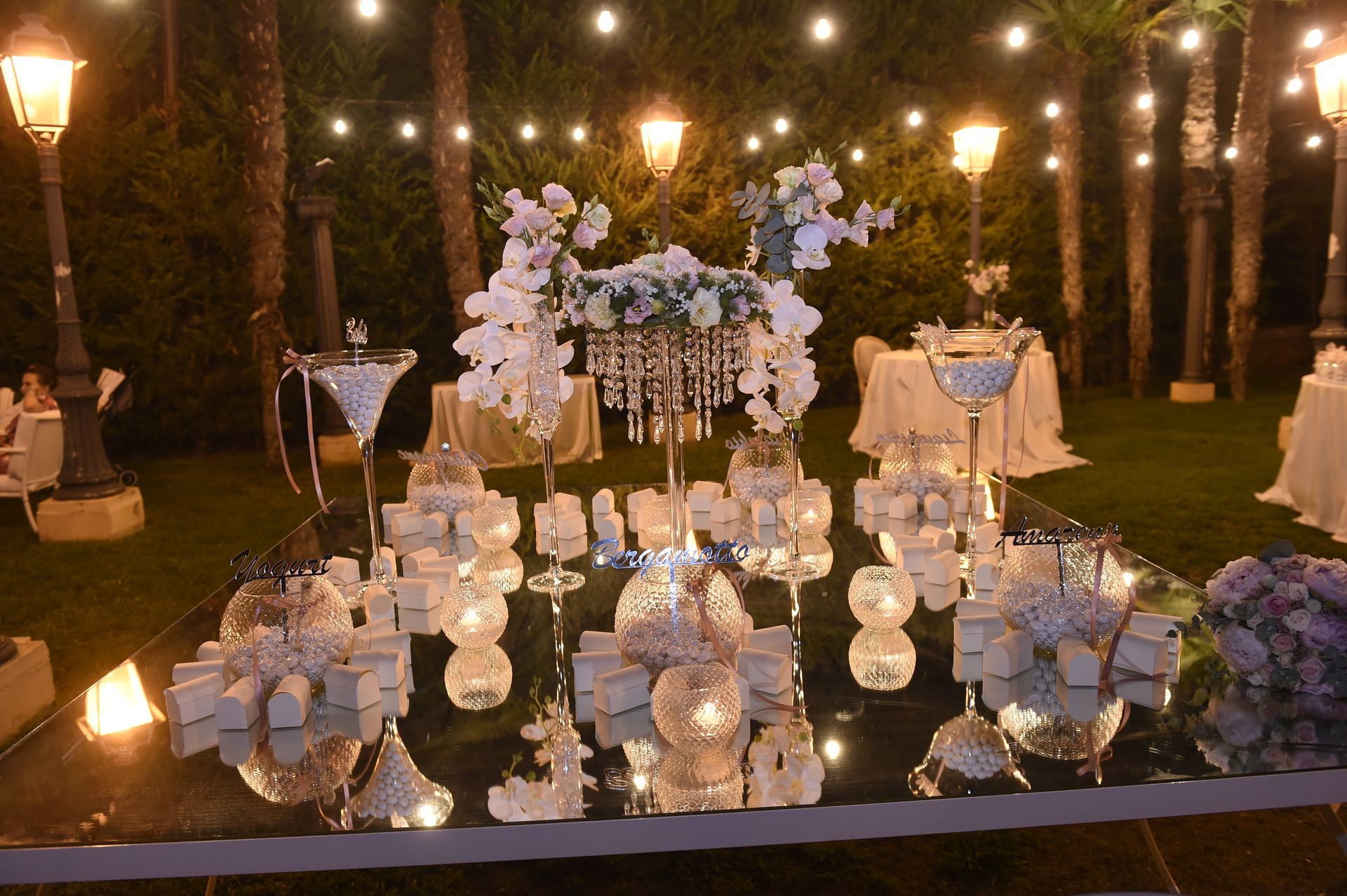 Un tavolo con sopra tante candele e fiori