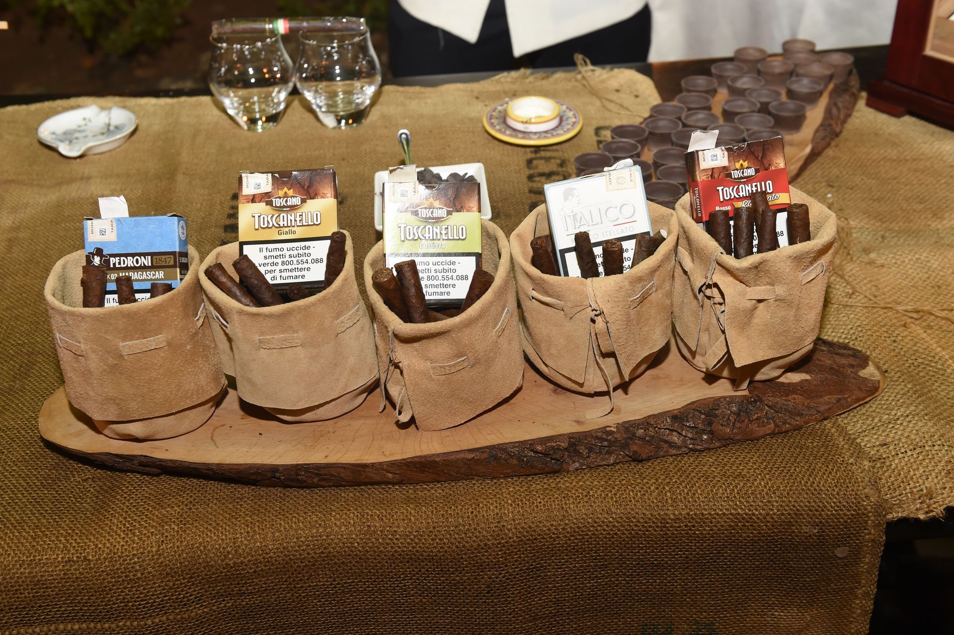 Un tavolo con sopra un mazzo di sacchetti di sigari