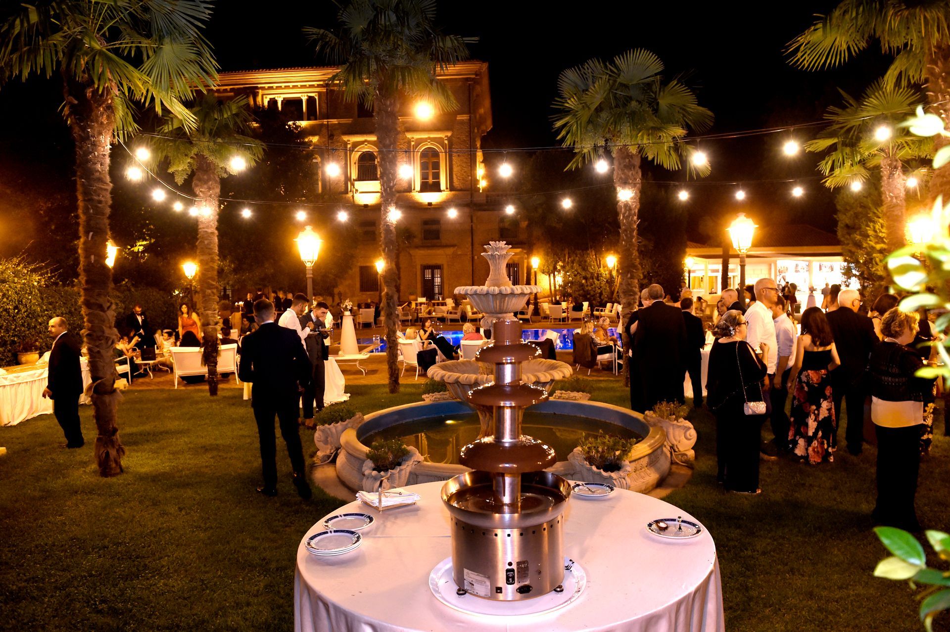 Un tavolo con sopra una fontana di cioccolato davanti a una fontana