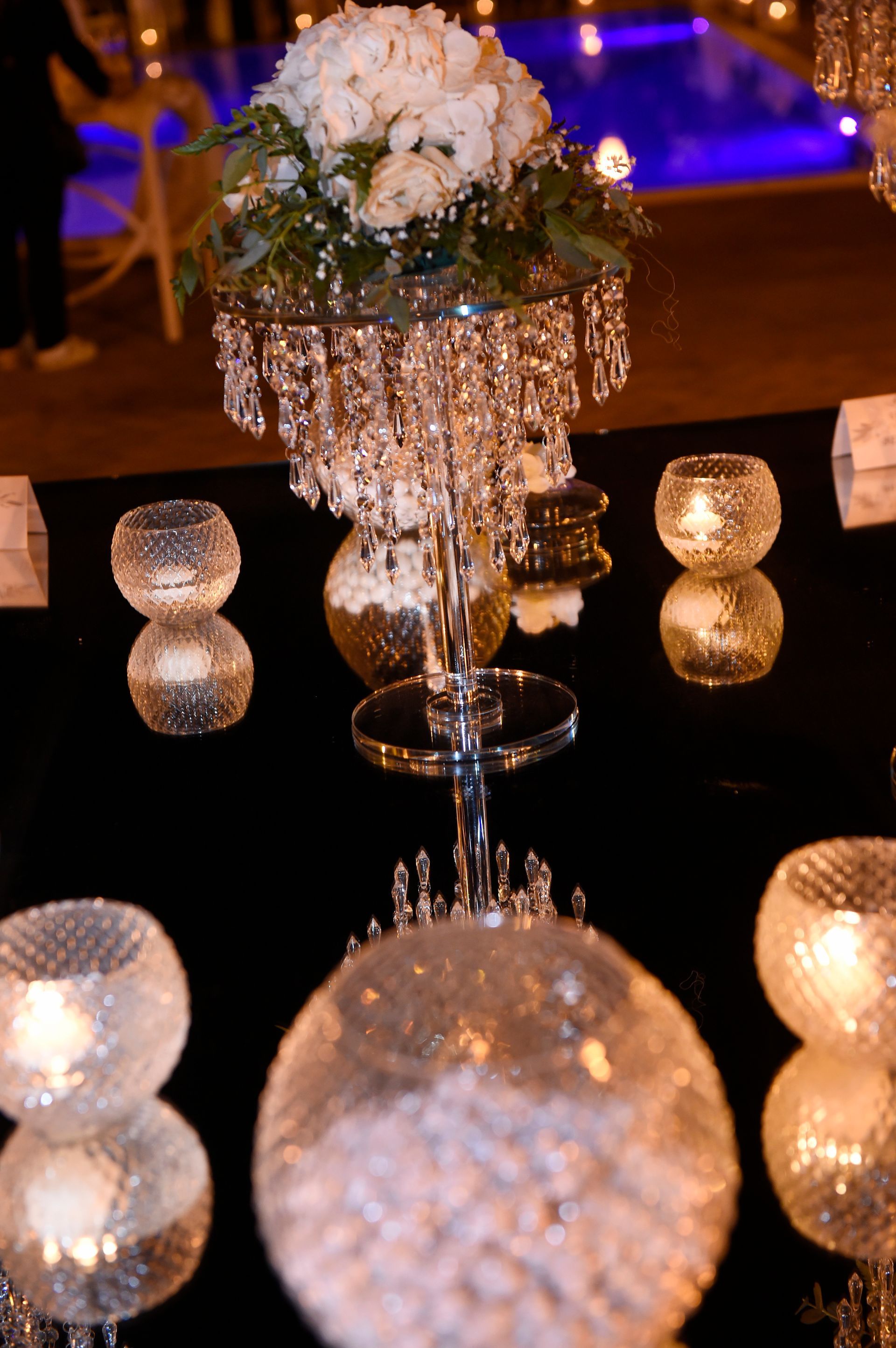 Un tavolo con sopra un vaso di fiori e candele