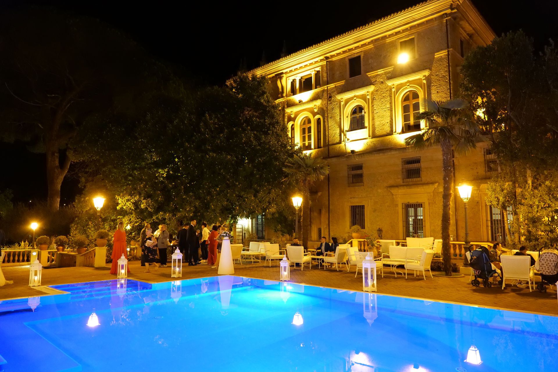 Un grande edificio con una piscina di fronte