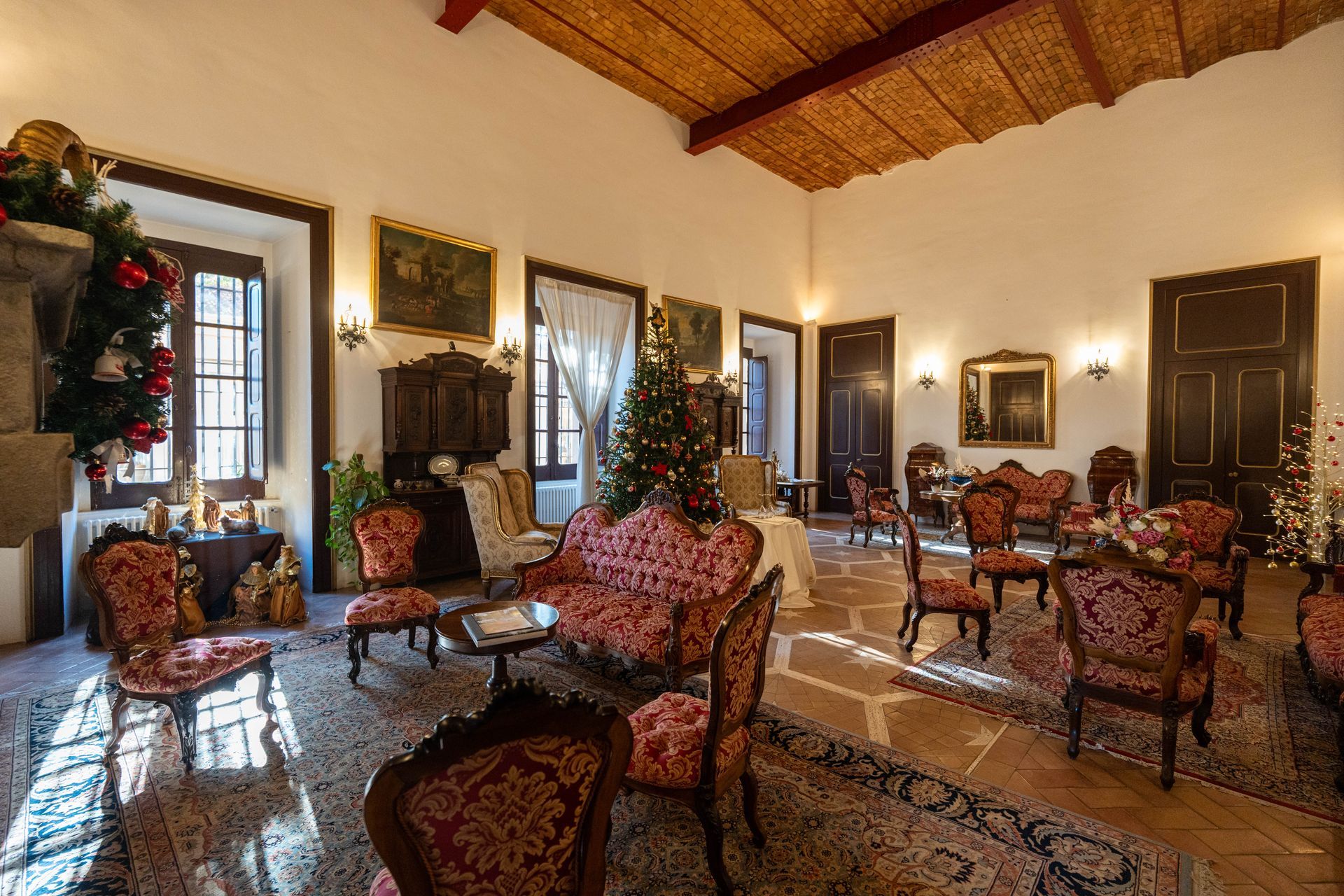 Un soggiorno pieno di mobili e un albero di Natale.