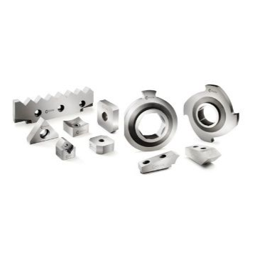 Varias herramientas de corte de metal dispuestas sobre un fondo blanco.