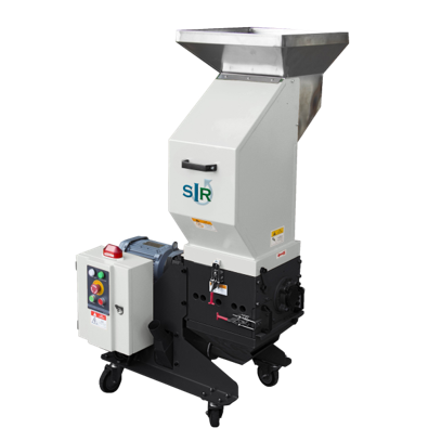 Molino industrial de plástico con tolva y panel de control.