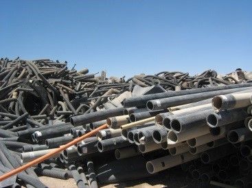 Un montón de tubos de plástico y un montón de madera.