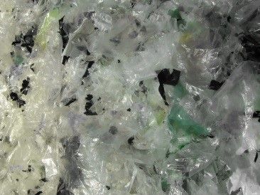 Un primer plano de una pila de bolsas de plástico.