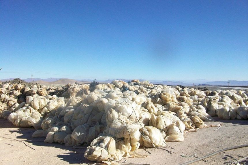Una gran pila de bolsas de plástico en el desierto.