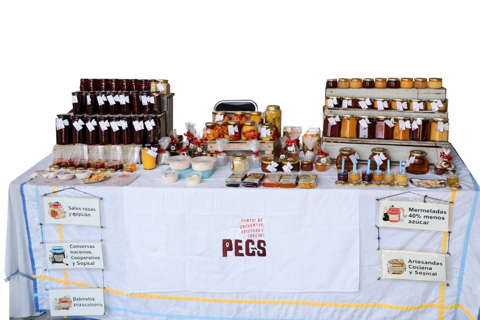 Tarros de conservas y pasteles en una mesa en un mercado de alimentos en Pecs, Hungría.