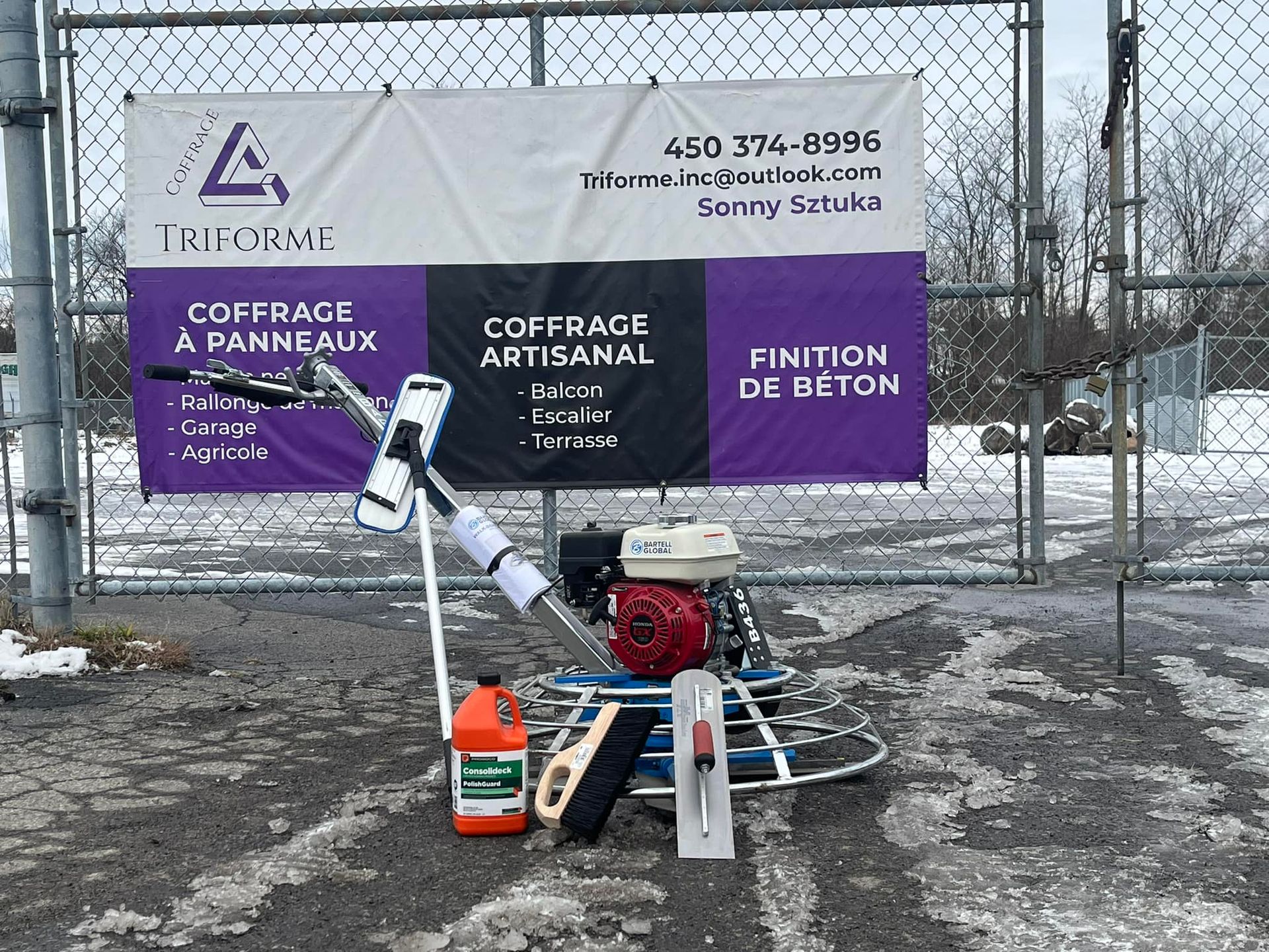 Un panneau violet sur lequel est écrit cofrace artisanal