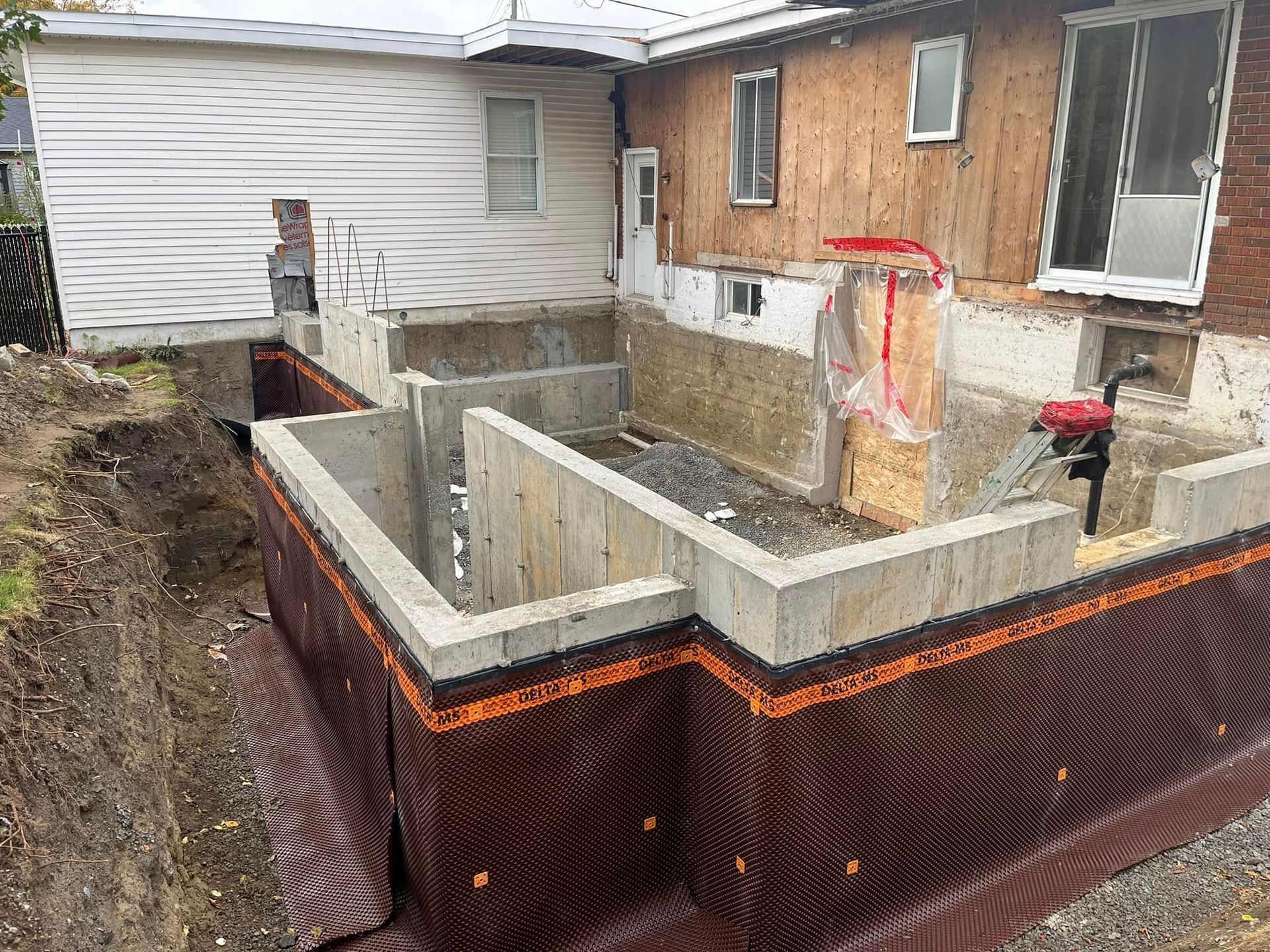 Une maison est en cours de rénovation et un sous-sol est en cours de construction.