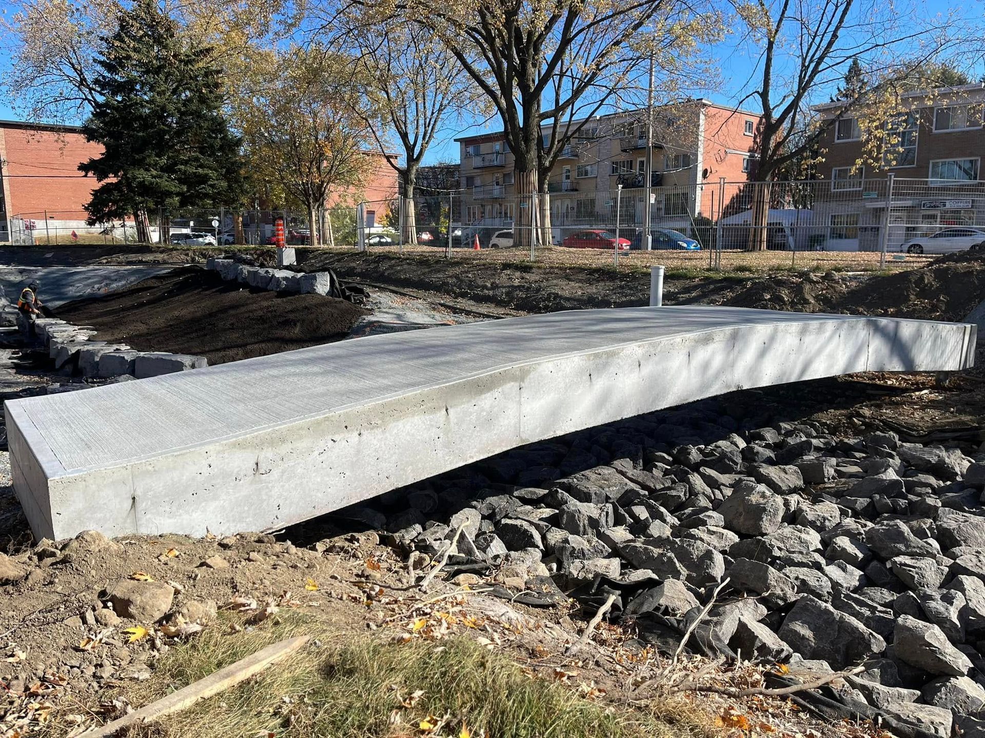 Un gros morceau de béton repose sur un tas de rochers.