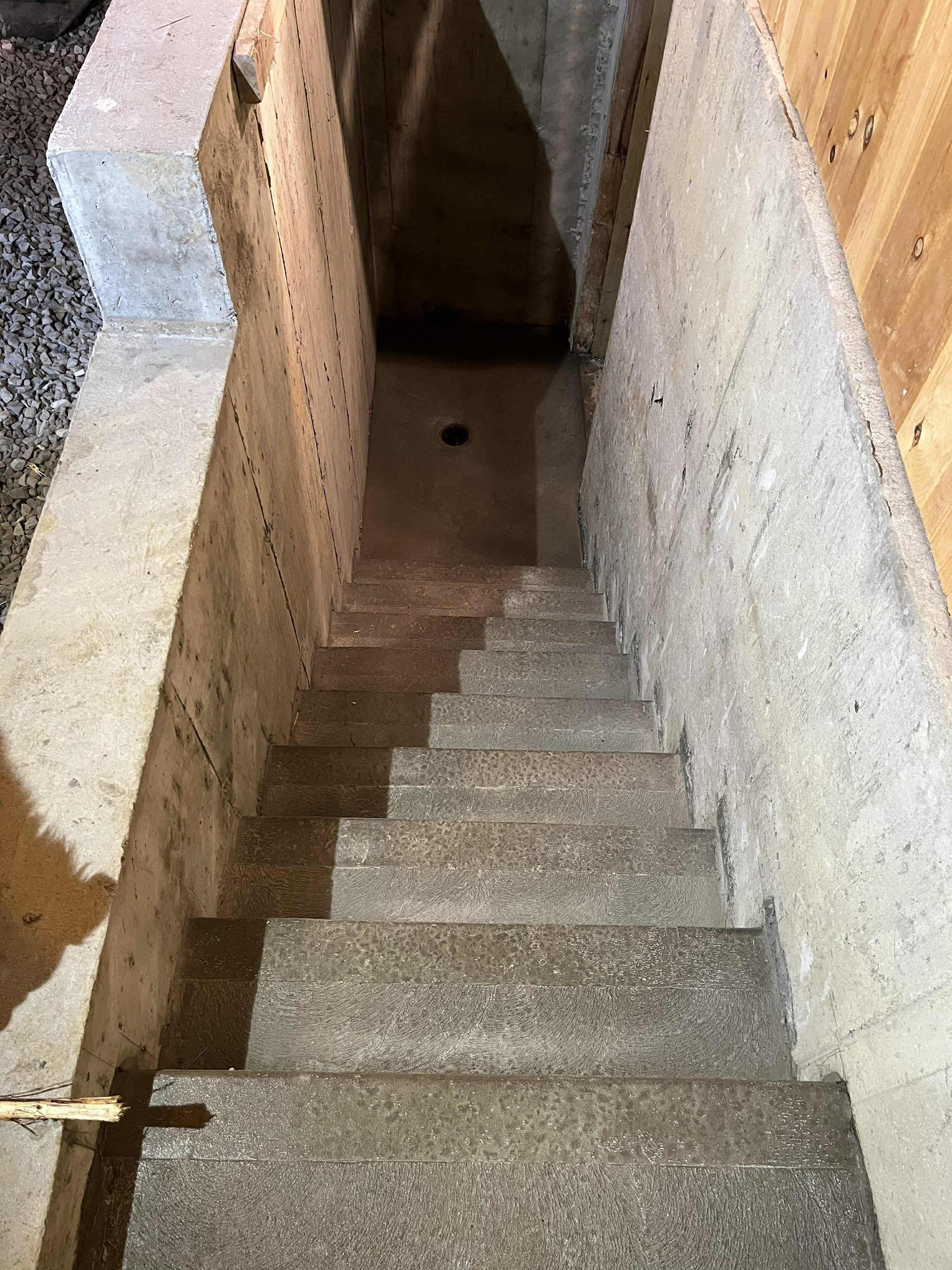 Un ensemble d'escaliers menant à un sous-sol.