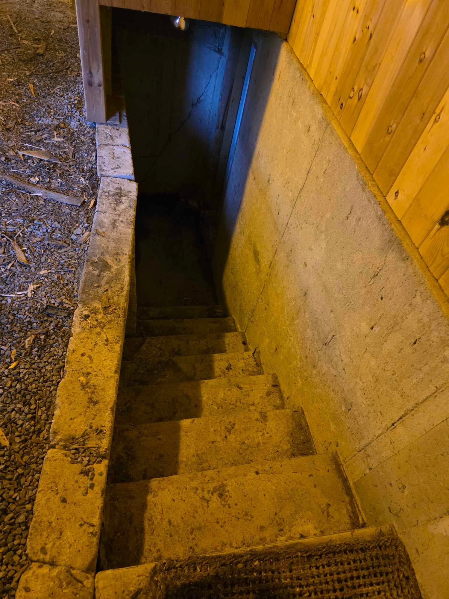 Un escalier menant à un sous-sol