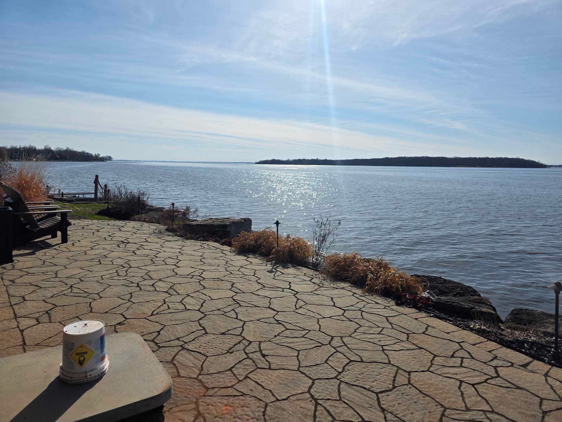 Une terrasse avec vue sur l'océan par une journée ensoleillée.