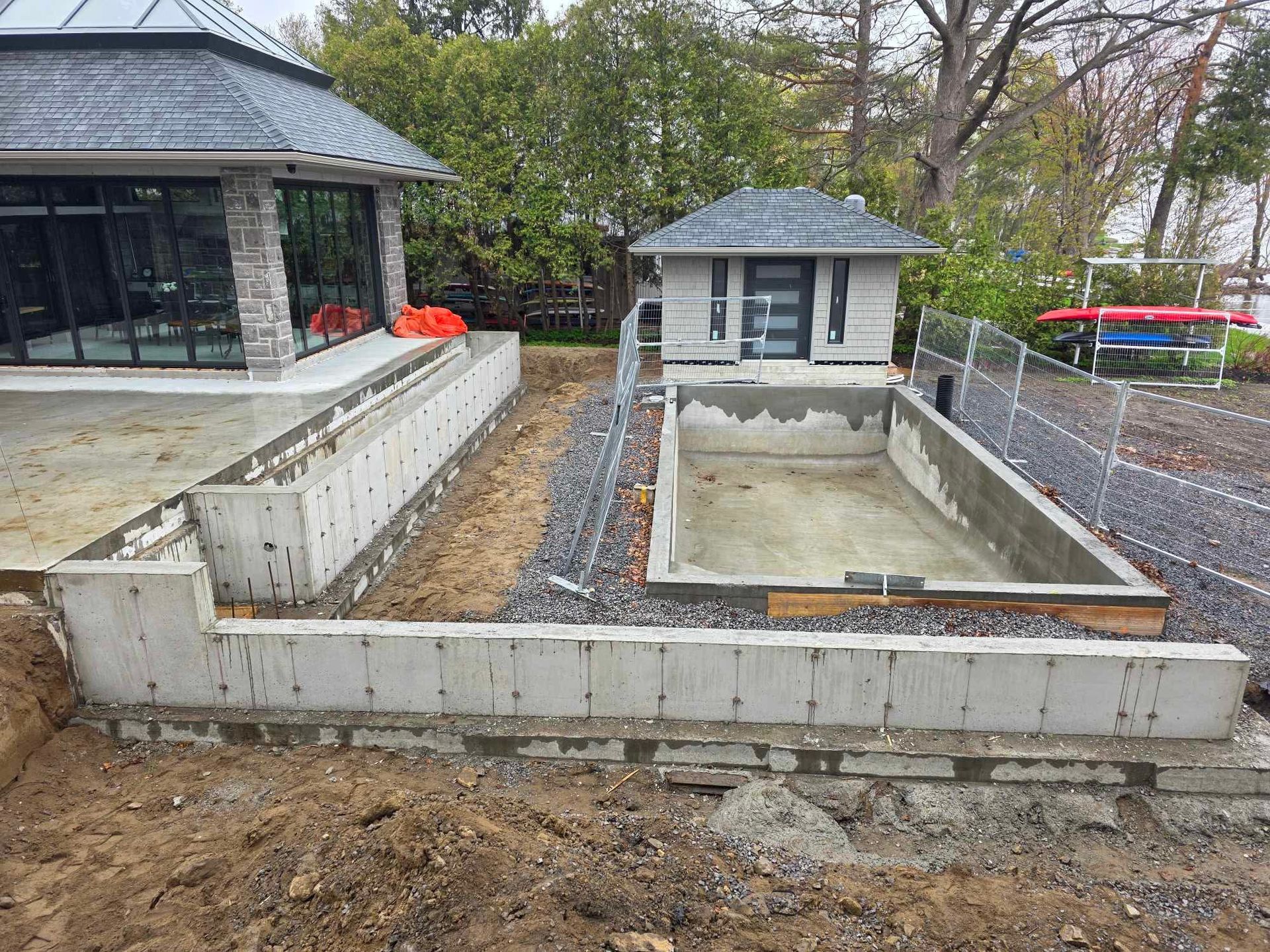 Une piscine est en cours de construction dans l'arrière-cour d'une maison.