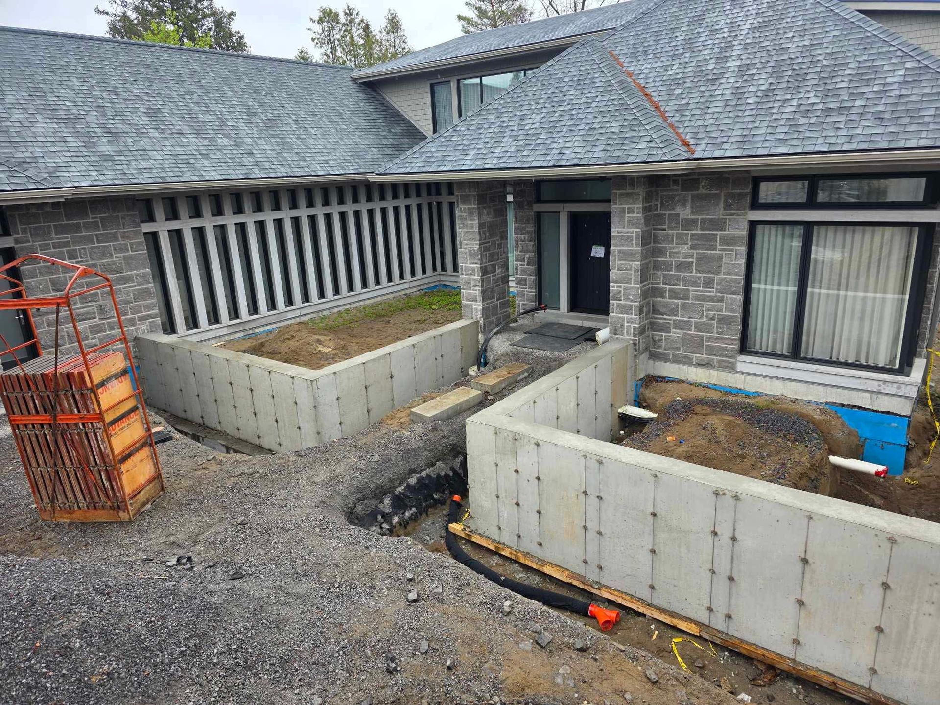 Une grande maison en briques avec une allée en béton menant à la porte d'entrée.