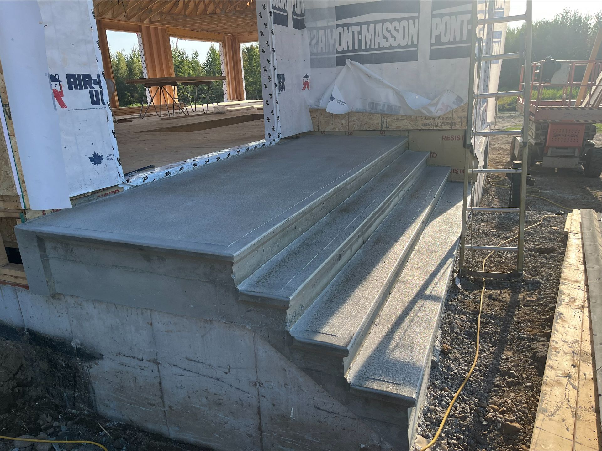 Un ensemble de marches en béton menant à un bâtiment en construction