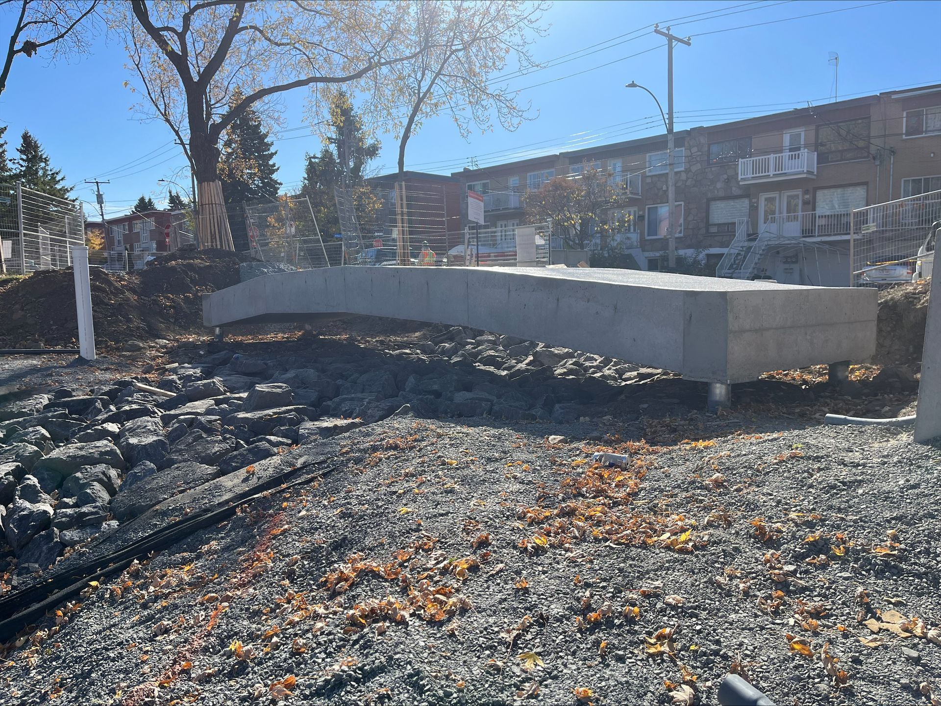 Un pont en béton est en construction sur une rivière