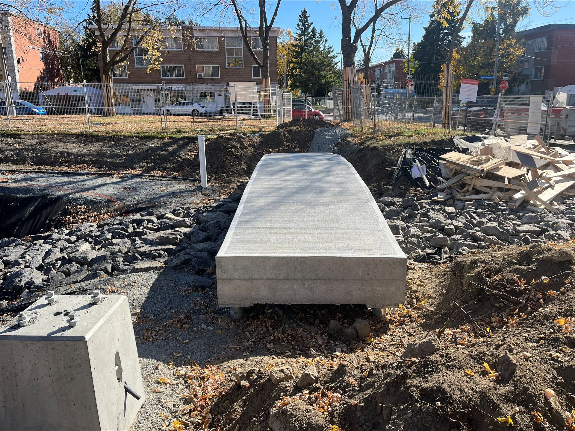 Une grande dalle de béton se trouve au milieu d'un champ de terre.