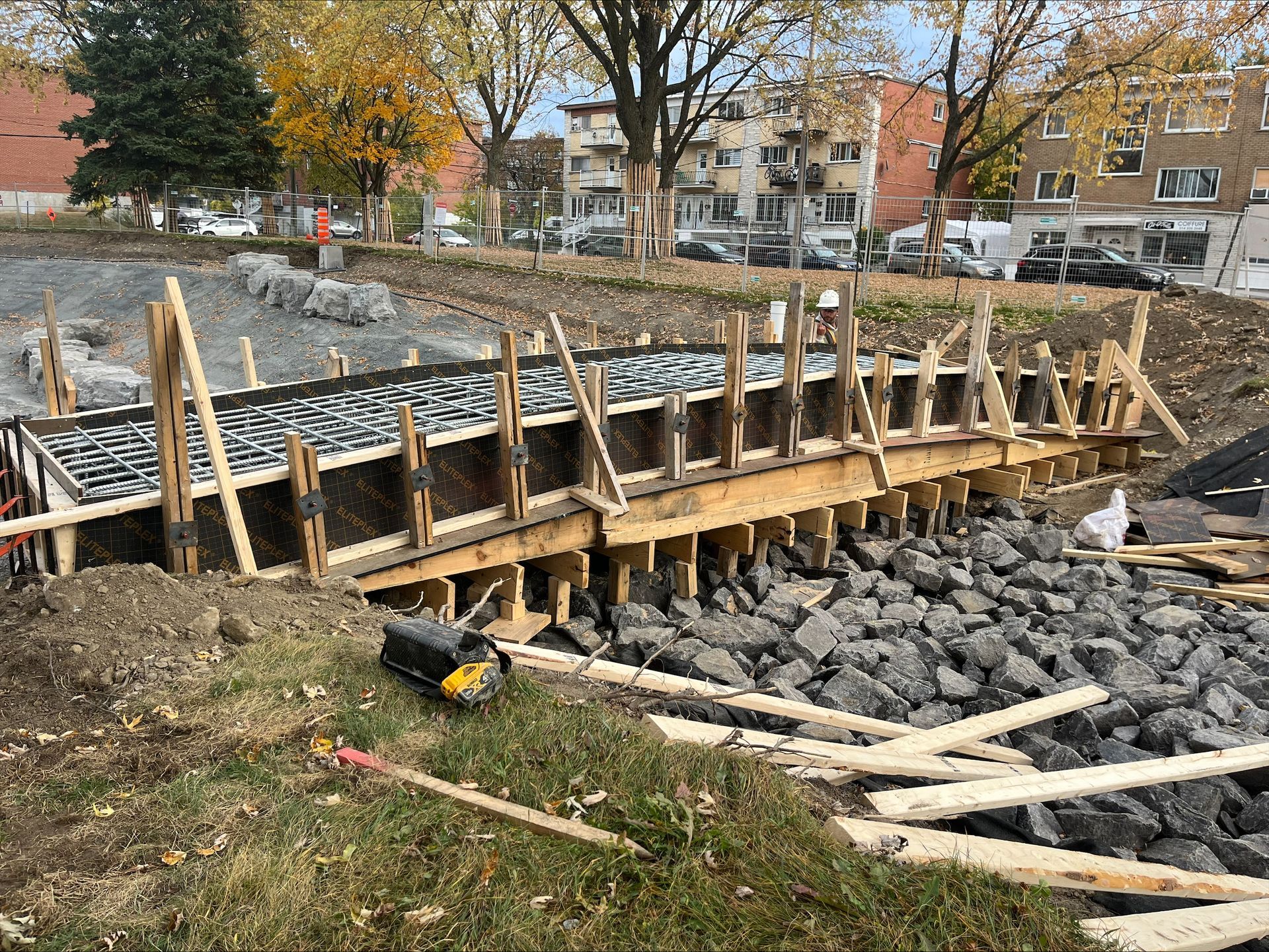 Un pont en bois est en cours de construction sur un plan d'eau.
