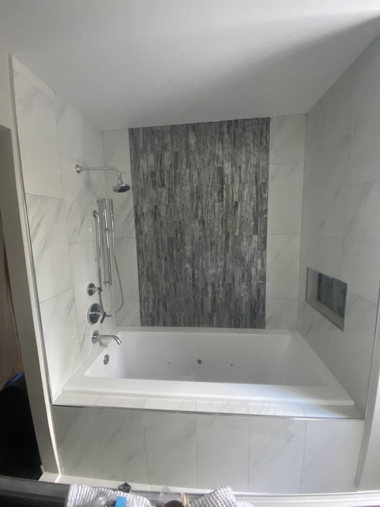 Tub surround with a stone-look accent panel – Sparrows Point, MD