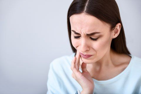 Frau mit Zahnschmerzen
