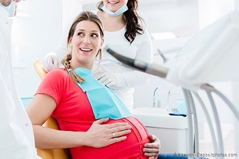 Schwangere und junge Mütter sollten regelmäßig zur PZR