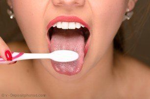 Notfalls kann die Zunge auch mit der Zahnbürste geputzt werden