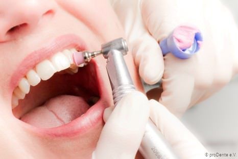 Eine der besten Vorbeugemaßnahmen gegen Mundgeruch: Regelmäßige professionelle Zahnreinigung (PZR)!