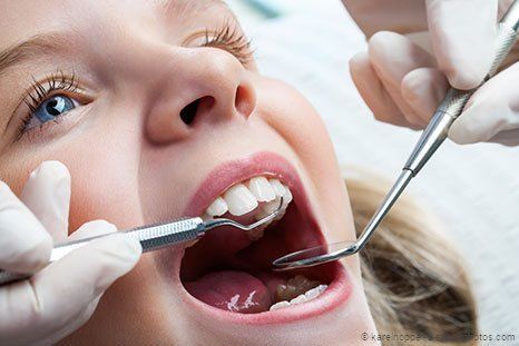 Regelmäßige Prophylaxe, damit Ihre Kinder mit gesunden Zähnen aufwachsen.