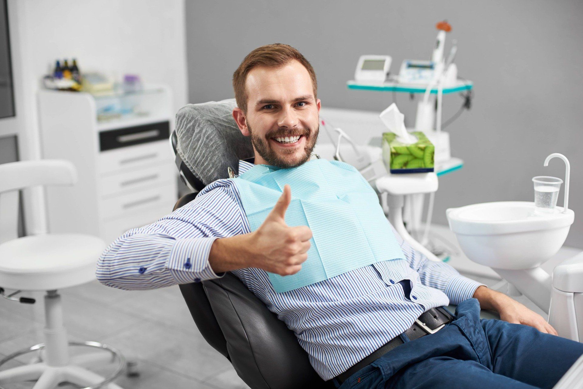 Patient beim Zahnarzt in Berlin-Neukölln freut sich