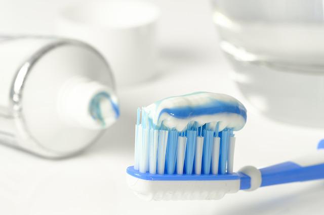 Zahnpasta und Zahnbürste für die Zahnpflege nach dem Bleaching