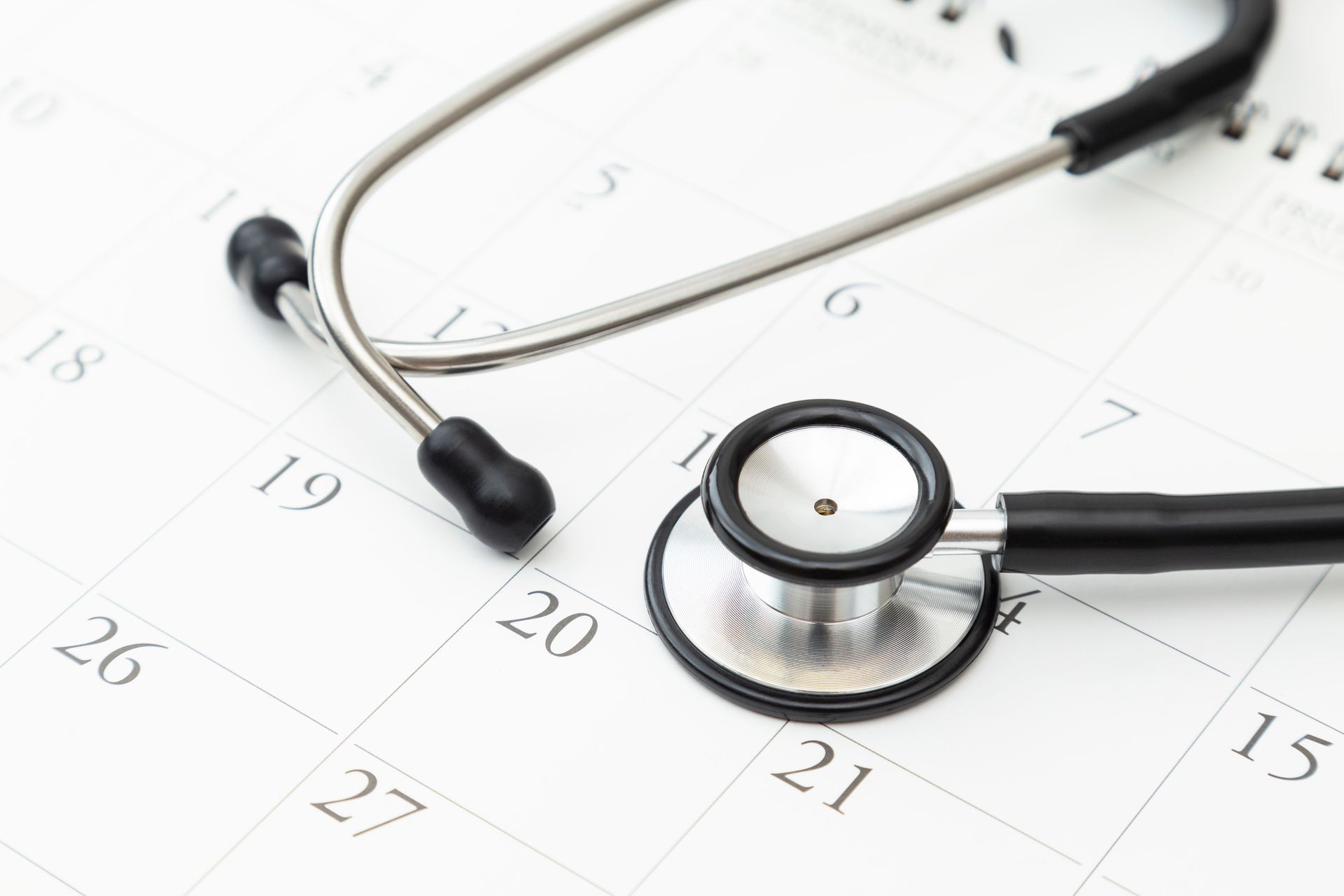 Donna che si applica il fard sulla guancia con un pennello.