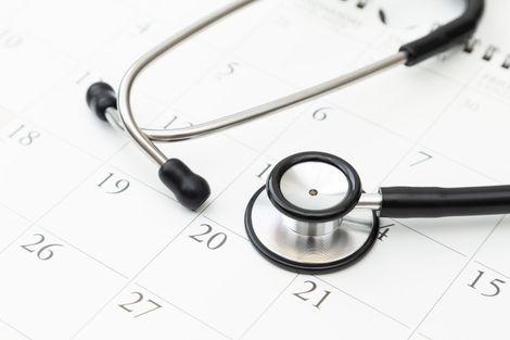 Donna che si applica il fard sulla guancia con un pennello.