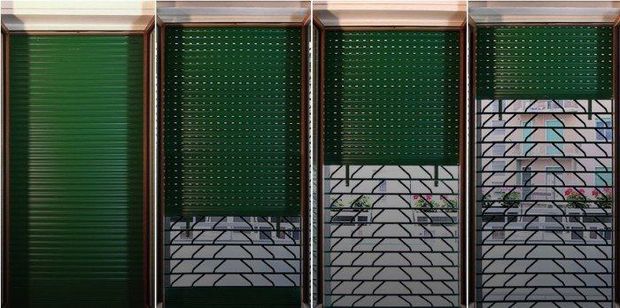 Quattro finestre color verde con griglie metalliche e pannelli inferiori decorati sulla facciata di un edificio