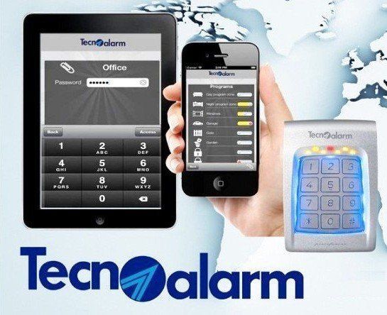 Applicazione di sicurezza Tecnoalarm mostrata su smartphone con tastiera e schermo di monitoraggio, logo in basso