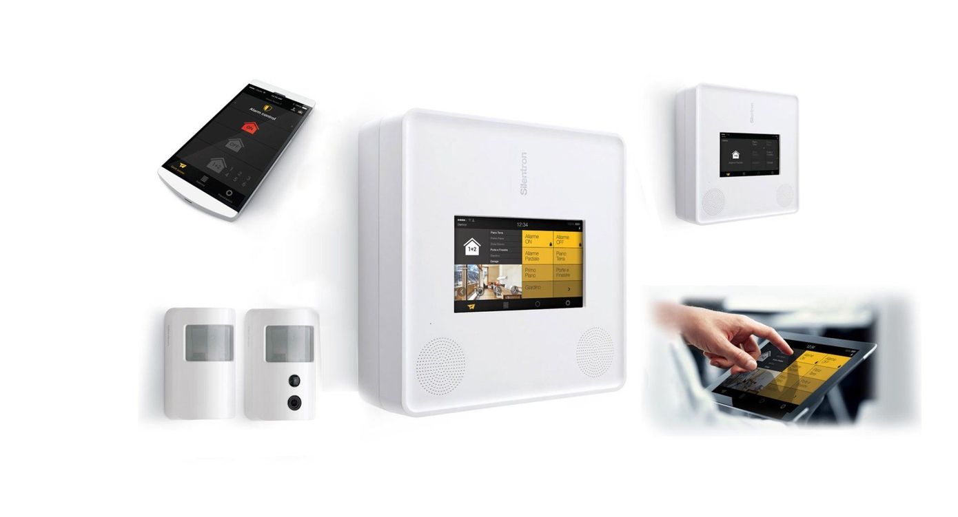 Sistema di allarme domestico con pannello di controllo, telecomando, sensori e interfaccia per app per smartphone.
