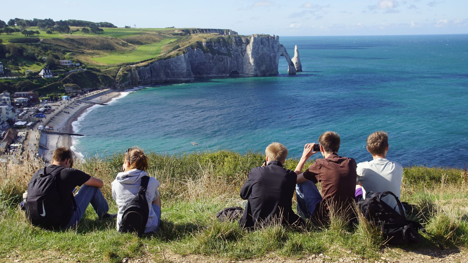 En gruppe af forskellige tegneseriebørn fejrer med et trofæ, oplyst af en varm glød.