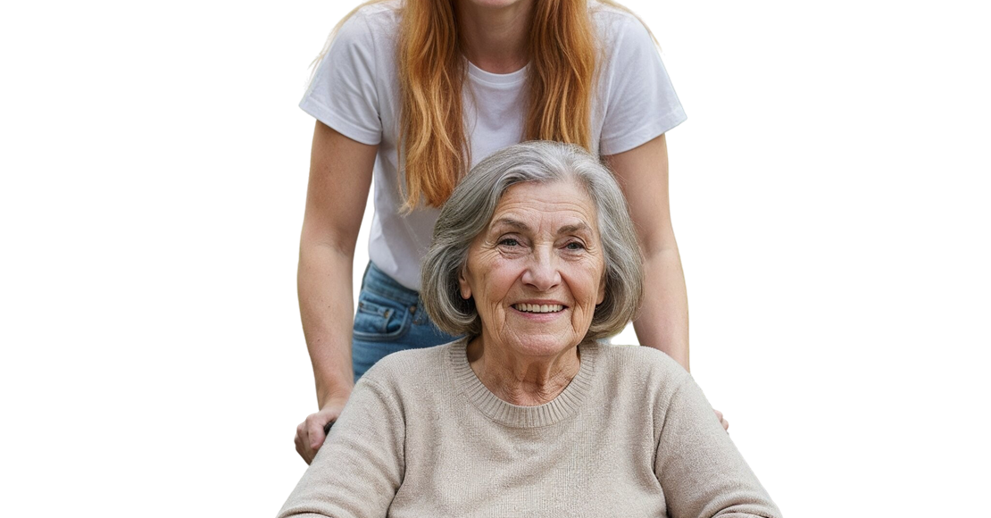 Kvinde skubber en smilende ældre person i en kørestol. Begge er indendørs og foran en hvid baggrund.