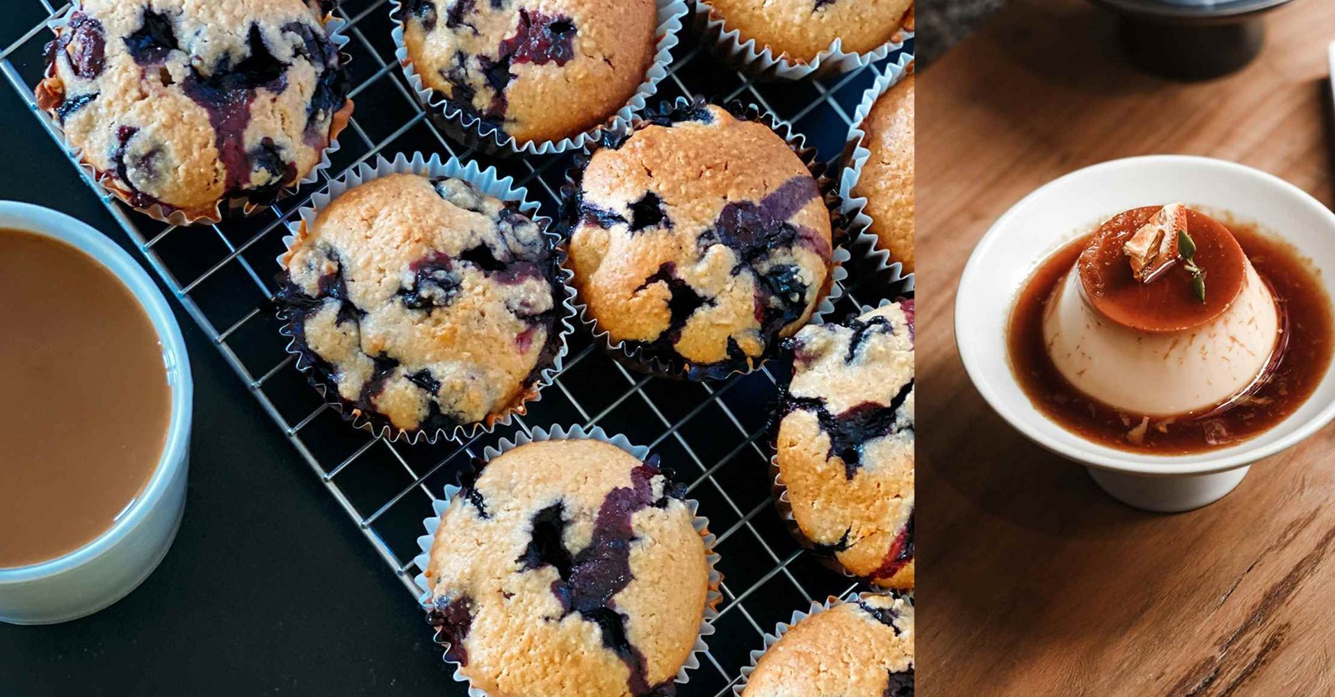 Blåbærmuffins på en rist, en kop kaffe og en karamelflan i en skål på en træoverflade.