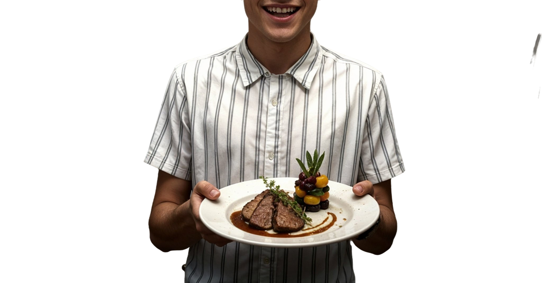 Smilende person holder en tallerken med tilberedt kød med pynt; madpræsentation.