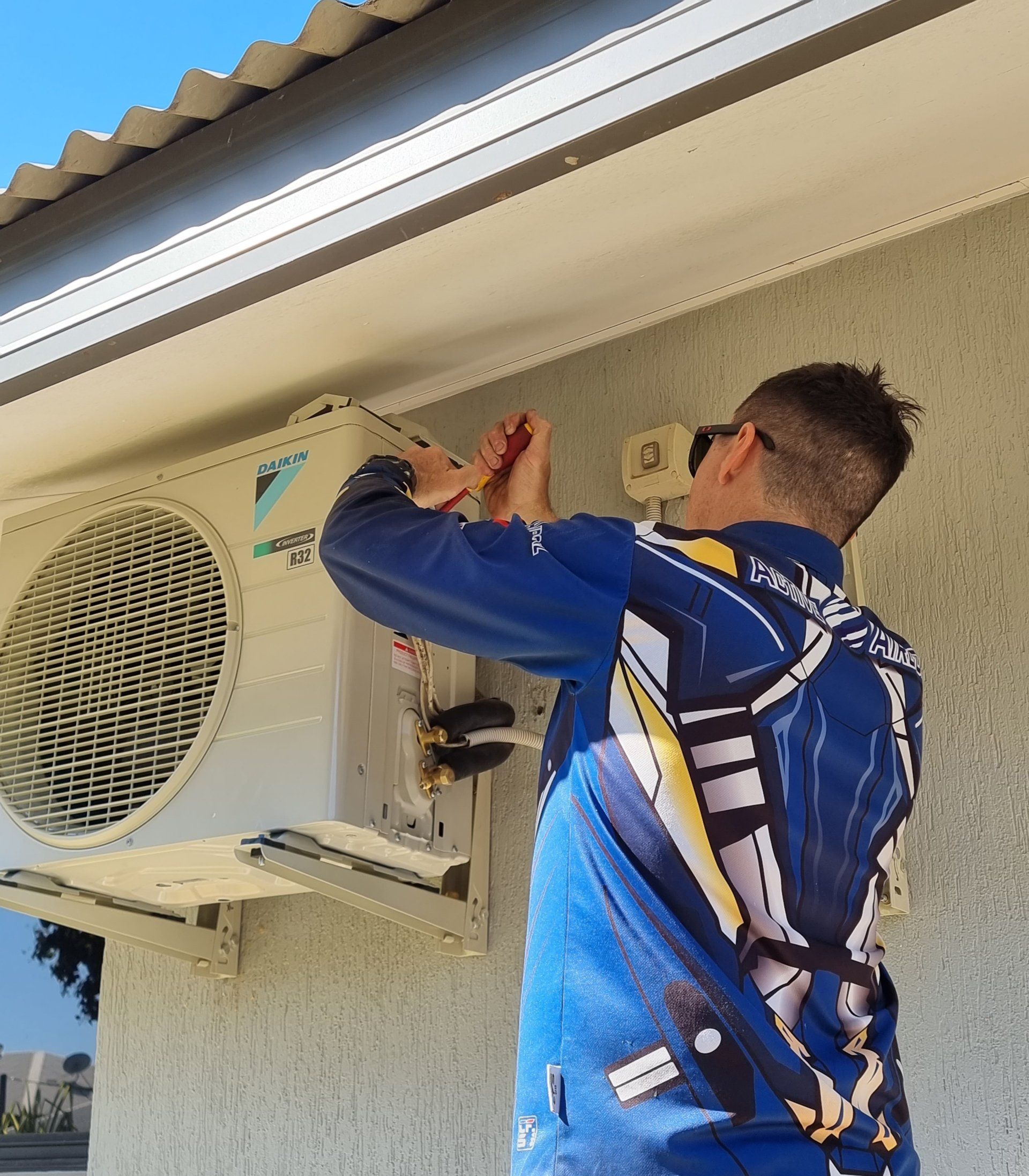 Technician Repair  Air-condition Motor —  Air Conditioning in Darwin