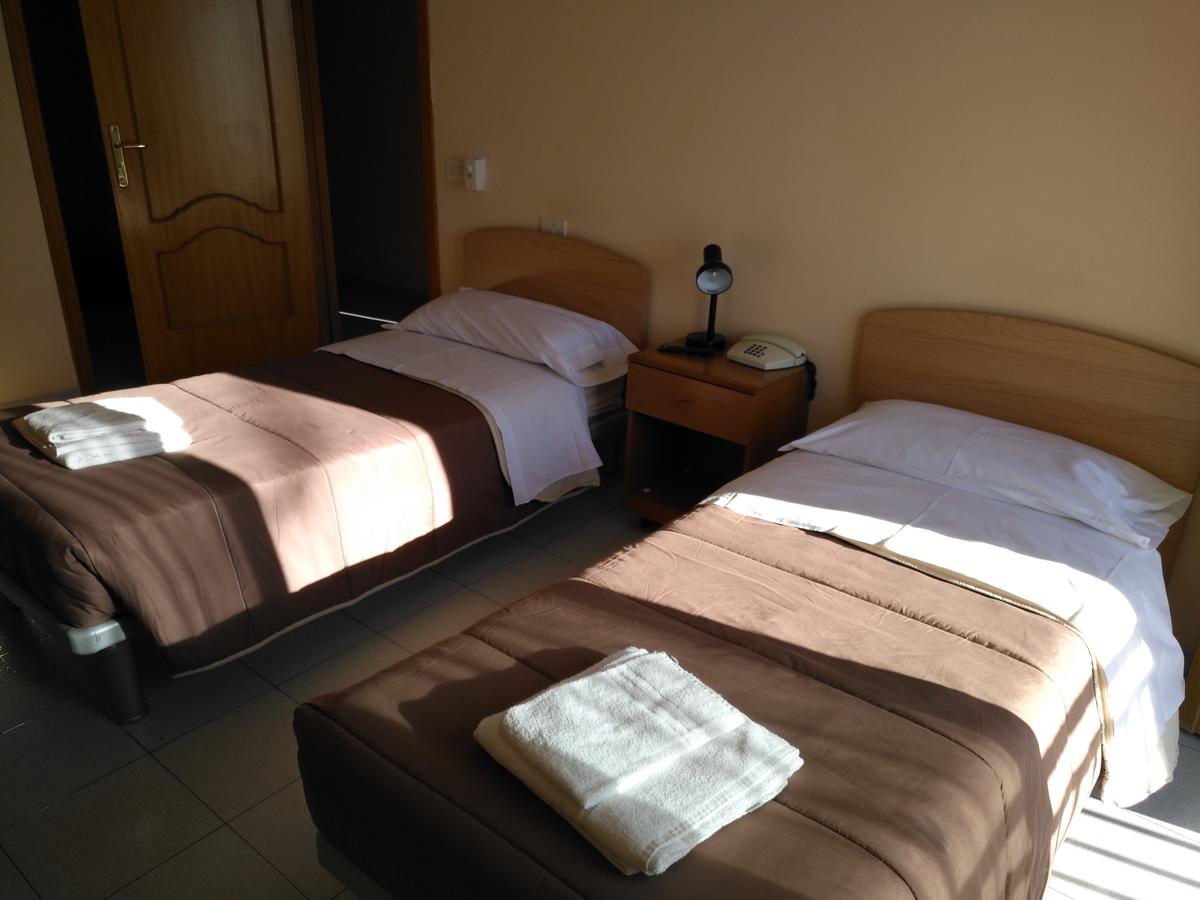 camera d'albergo doppia con letti singoli