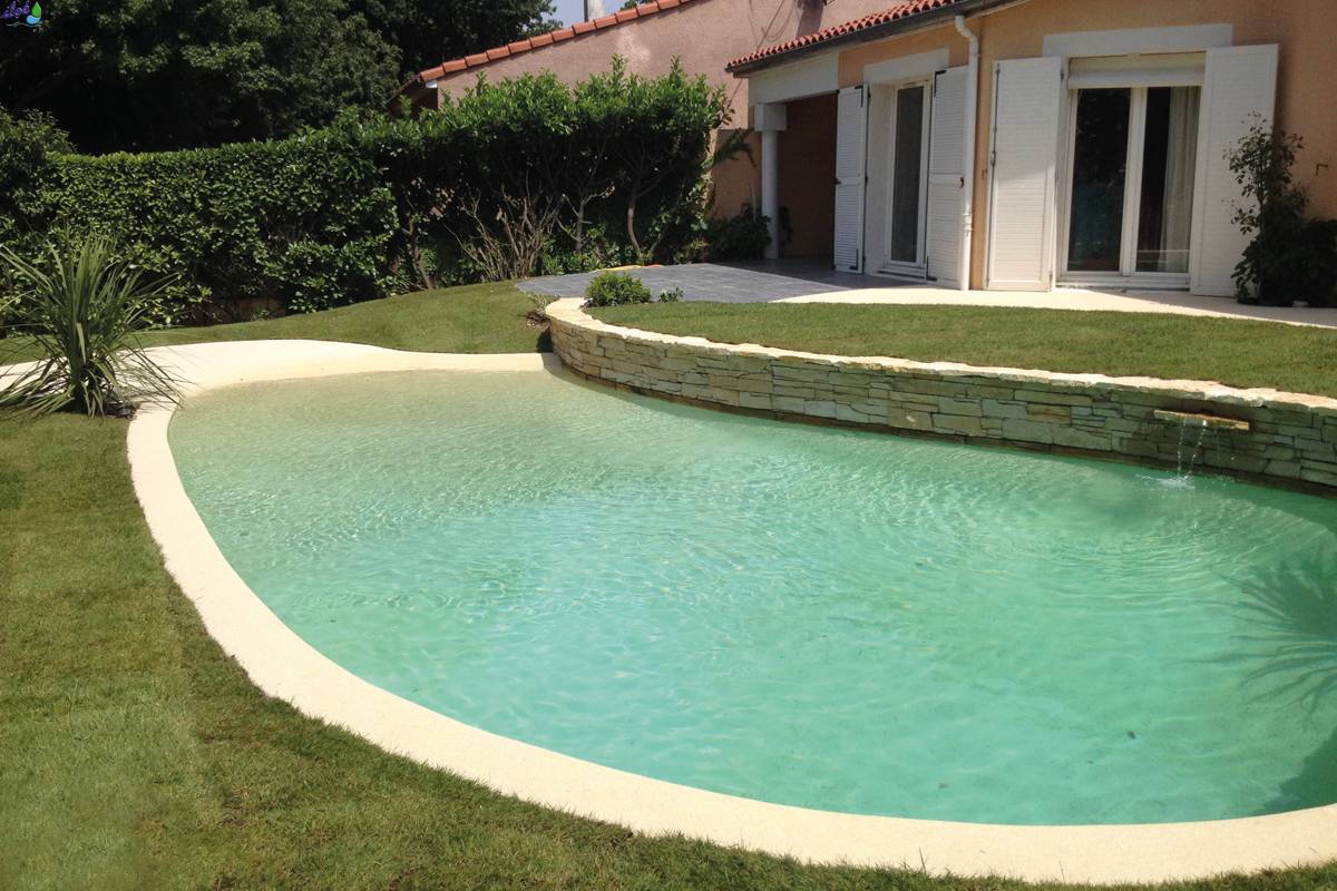 piscina naturale del marchio Solaris in villa privata