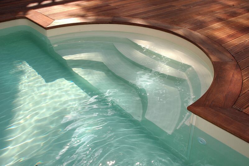 piscina interrata con scale