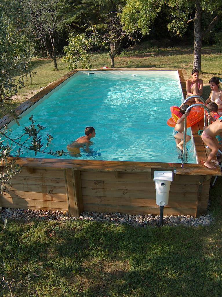 bambini in piscina fuori terra di legno