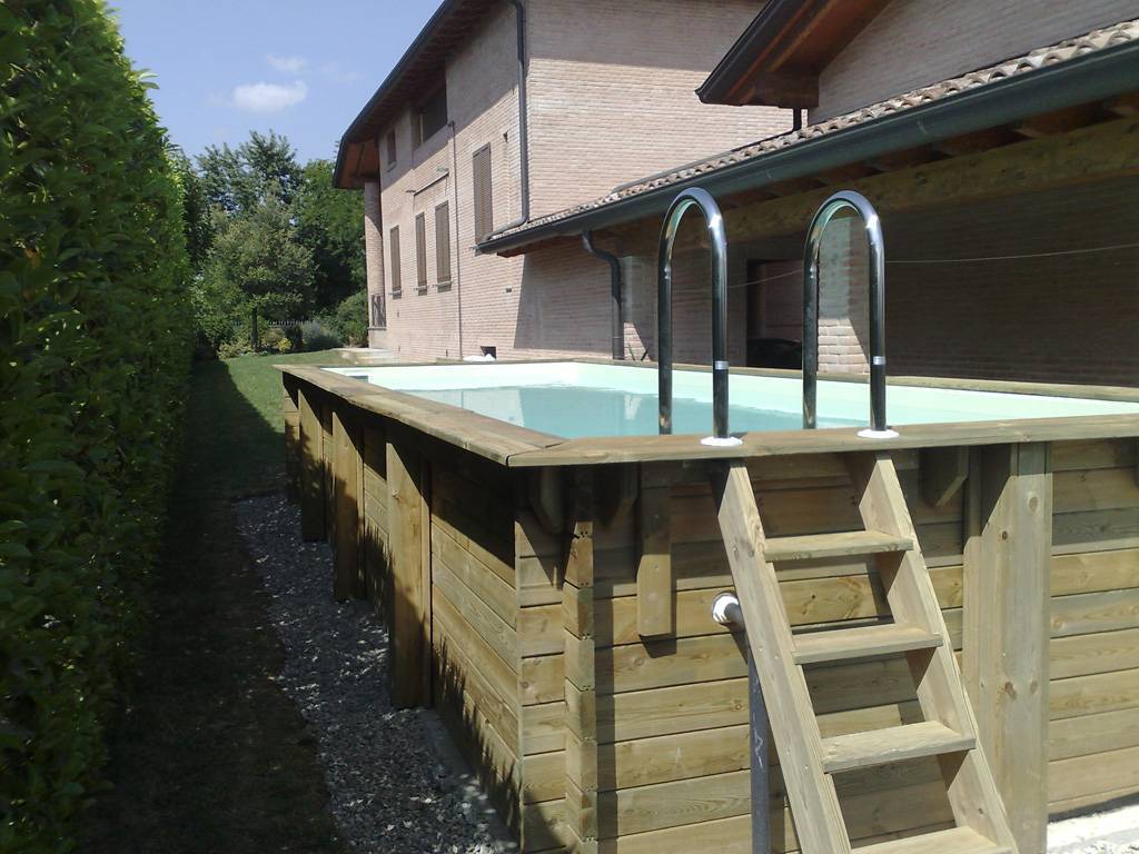 scalette per l'ingresso in piscina fuori terra