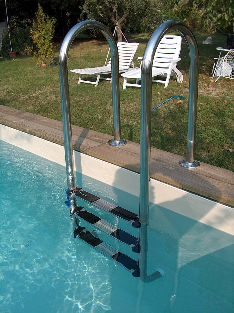scalette di una piscina fuori terra